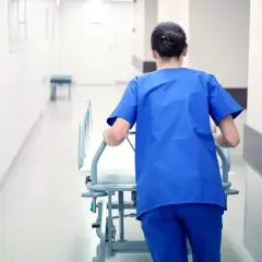 Czy salowa jest personelem medycznym? Prawo wyjaśnia!