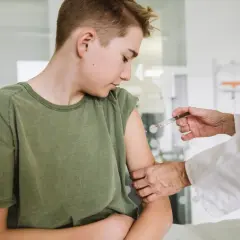 Chłopiec otrzymuje szczepienie HPV. Lekarz podaje zastrzyk, a rodzice martwią się o ewentualne szczepienie hpv skutki uboczne.