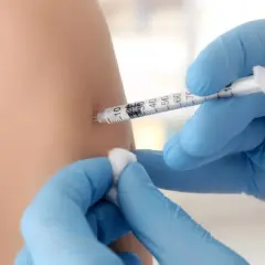 Zastrzyk szczepionki na covid. Choć większość osób dobrze znosi szczepienie, niektórzy doświadczają skutków ubocznych.
