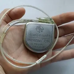 Kardiowerter Medtronic Maximo DR z elektrodami w dłoni.