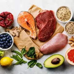 Zdrowe produkty spożywcze: łosoś, wołowina, indyk, warzywa, owoce, orzechy, ryż, soczewica, fasola. Dieta wspierająca przy chorobie wrzodowej żołądka.