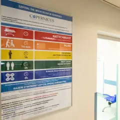 Plakat informuje o zasadach triażu w szpitalu, określając czas reakcji w zależności od stanu pacjenta.
