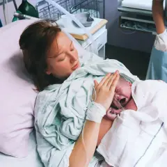 Mama tuli tulostamaan lapsen, joka oli syntynyt kleszczowy. Lapsi itkee, mutta äiti on onnellinen.