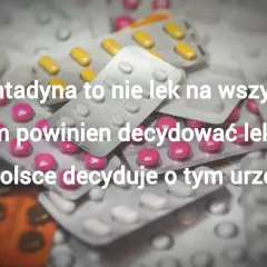 Stos leków w blistrach. Napis głosi: "Amantadyna to nie lek na wszystko. O tym powinien decydować lekarz. A w Polsce decyduje o tym urzędnik.