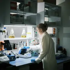 Naukowczyni w laboratorium pracuje nad projektem z inżynierii biomedycznej. Zarobki w tej dziedzinie są obiecujące.