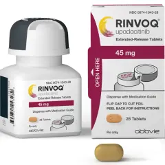 Opakowanie i butelka leku RINVOQ z upadacitinibem w dawce 45 mg. Tabletka z napisem "45" leży obok.