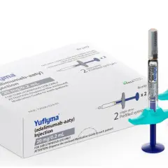 Dwie strzykawki Yuflyma (adalimumab-aaty) 20 mg/0,2 ml i pudełko z tym lekiem.