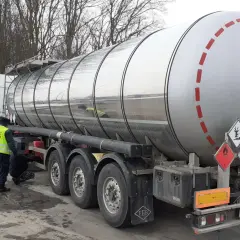 Gaśnica w ciągniku siodłowym: Przepisy, ADR i jak uniknąć mandatu.