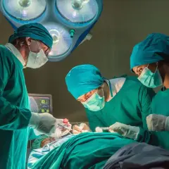 Zespół kardiochirurgów podczas operacji. Zastanawiasz się, ile zarabia kardiochirurg? To skomplikowana procedura.