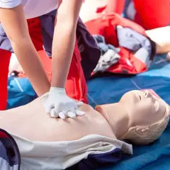 Czym jest pierwsza pomoc? Obowiązek, zasady i ratowanie życia