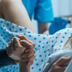 Dłoń w dłoń, wsparcie w trudnym momencie. Chwyt Kristellera, nadzieja na nowy początek.