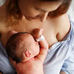 Kobieta zmarła po porodzie, trzymając na rękach swoje nowo narodzone dziecko.