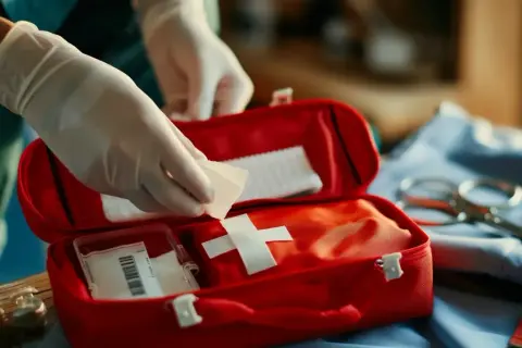 Apteczki w szkole: Wymogi prawne, lokalizacja i dostępność