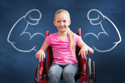 Uśmiechnięta dziewczynka na wózku inwalidzkim, z rysunkami bicepsów po bokach, symbolizująca siłę mimo choroby SMA.