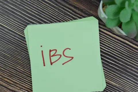 Na zielonej kartce napisano czerwonym markerem "ibs". Może to być przypomnienie o konieczności zażycia leku auroverin mr.