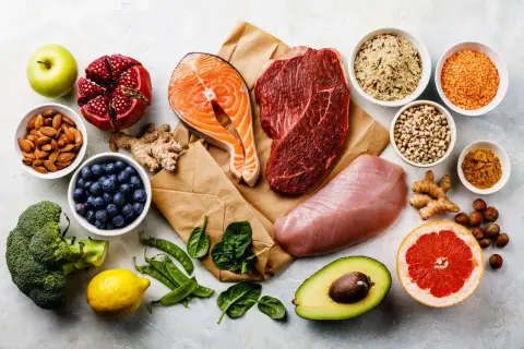 Zdrowe produkty spożywcze: łosoś, wołowina, indyk, warzywa, owoce, orzechy, ryż, soczewica, fasola. Dieta wspierająca przy chorobie wrzodowej żołądka.