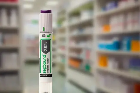 Zepbound, wstrzykiwacz z dawką 2,5 mg/0,5 ml, gotowy do użycia w aptece.