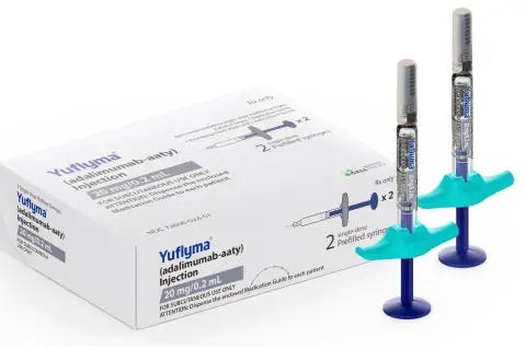 Dwie strzykawki Yuflyma (adalimumab-aaty) 20 mg/0,2 ml i pudełko z tym lekiem.
