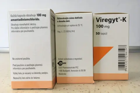 Trzy opakowania leku Viregyt-K 100 mg, po 50 kapsułek każde. Informacje o dawkowaniu i przechowywaniu.