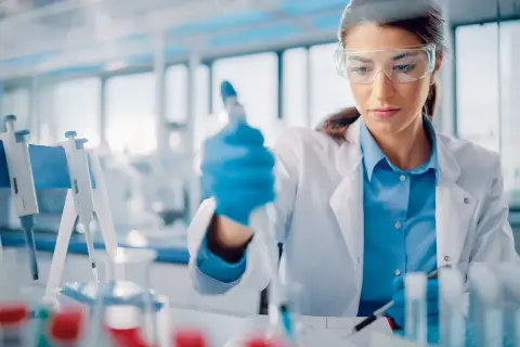 Zarobki biotechnologa medycznego w Polsce: Ile naprawdę zarobisz?