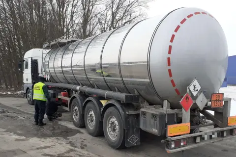 Gaśnica w ciągniku siodłowym: Przepisy, ADR i jak uniknąć mandatu.