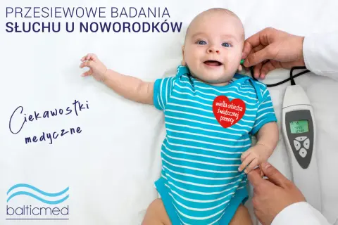 Uśmiechnięty noworodek podczas badań przesiewowych słuchu. Lekarz wykonuje badanie aparaturą.