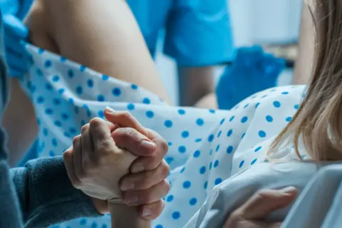Dłoń w dłoń, wsparcie w trudnym momencie. Chwyt Kristellera, nadzieja na nowy początek.