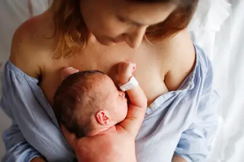 Kobieta zmarła po porodzie, trzymając na rękach swoje nowo narodzone dziecko.