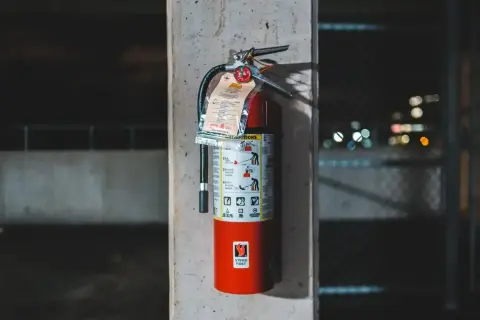 Jak rozpoznać gaśnicę typu X? Manometr to Twój przewodnik!