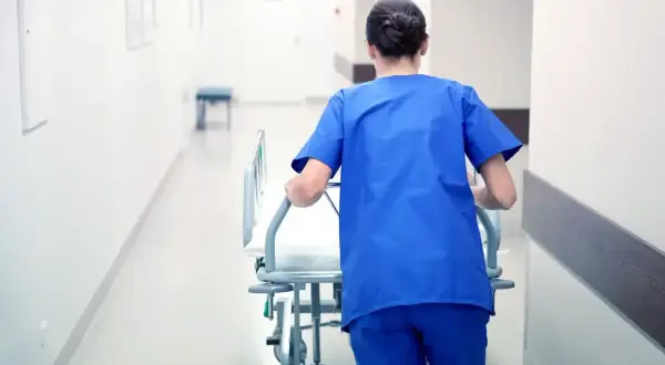 Czy salowa jest personelem medycznym? Prawo wyjaśnia!