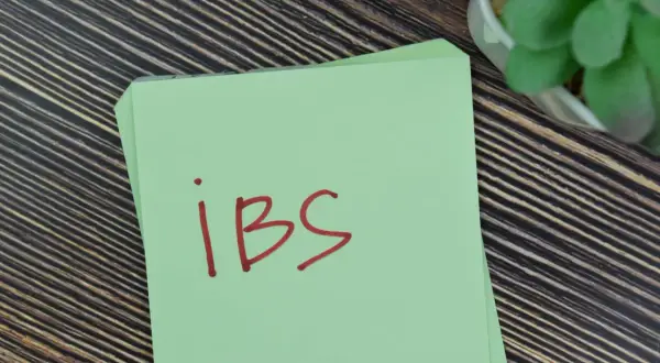 Na zielonej kartce napisano czerwonym markerem "ibs". Może to być przypomnienie o konieczności zażycia leku auroverin mr.