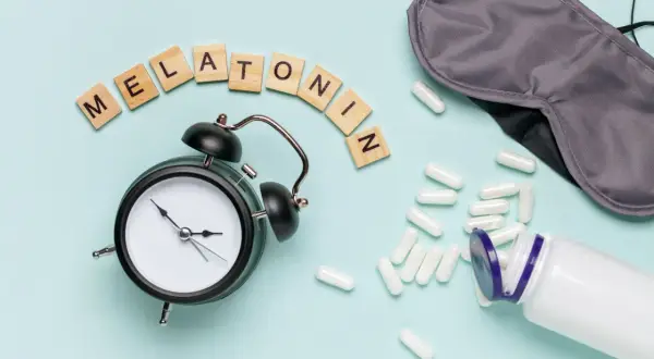 Budzik, maska na oczy i kapsułki. Czy melatonina uzależnia? Pytanie o suplementy na sen.