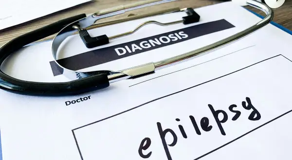Stetoskop na dokumencie z napisem "DIAGNOSIS" i odręcznie wpisaną diagnozą: epilepsja.