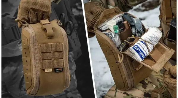 Taktyczna apteczka w kolorze coyote, otwarta, z widocznymi medykamentami i bandażami.