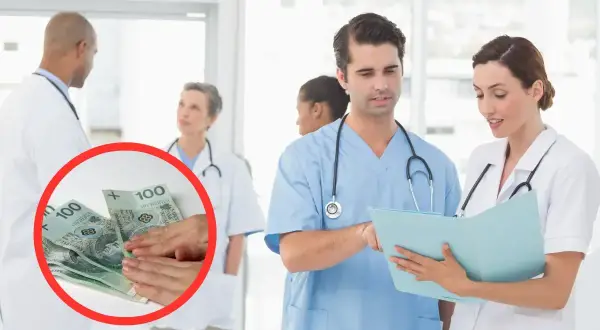 Lekarze dyskutują o tym, ile zarabia analityk medyczny, podczas gdy w tle widać pieniądze.