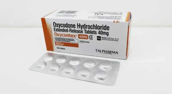 Oxycontin co to? Opakowanie Oxycontex 40mg, tabletek o przedłużonym uwalnianiu. Obok blistry z tabletkami.