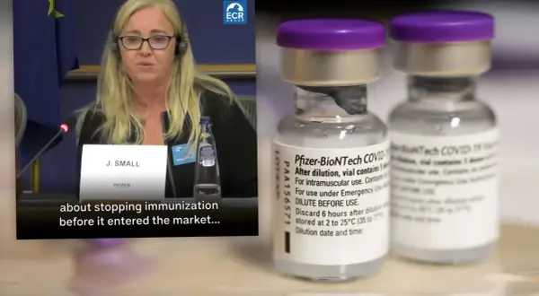 Dwie fiolki szczepionki Pfizer-BioNTech COVID-19 obok kobiety przemawiającej na tle flagi UE.