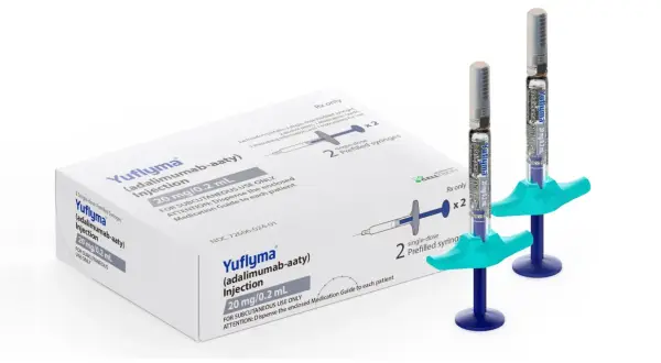 Dwie strzykawki Yuflyma (adalimumab-aaty) 20 mg/0,2 ml i pudełko z tym lekiem.