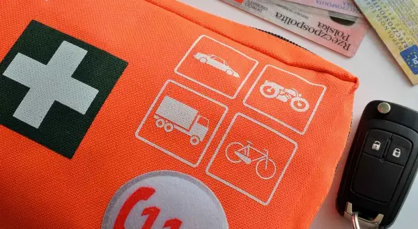 Apteczka: Co musisz mieć w domu, aucie i w podróży? Pełny poradnik