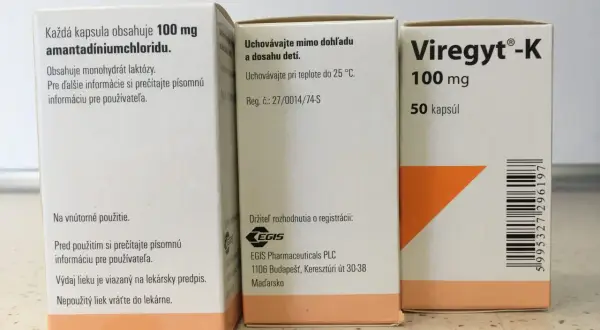 Trzy opakowania leku Viregyt-K 100 mg, po 50 kapsułek każde. Informacje o dawkowaniu i przechowywaniu.