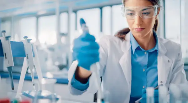 Zarobki biotechnologa medycznego w Polsce: Ile naprawdę zarobisz?