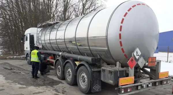 Gaśnica w ciągniku siodłowym: Przepisy, ADR i jak uniknąć mandatu.