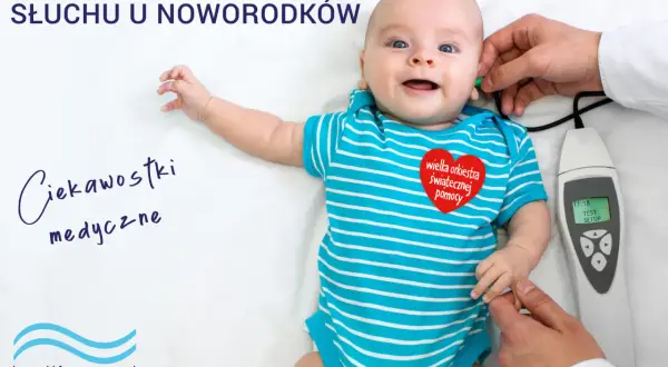 Uśmiechnięty noworodek podczas badań przesiewowych słuchu. Lekarz wykonuje badanie aparaturą.