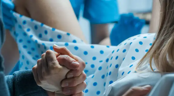 Dłoń w dłoń, wsparcie w trudnym momencie. Chwyt Kristellera, nadzieja na nowy początek.