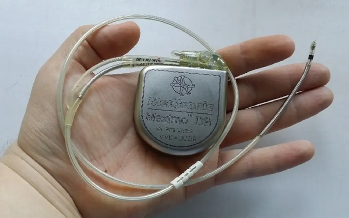 Kardiowerter Medtronic Maximo DR z elektrodami w dłoni.