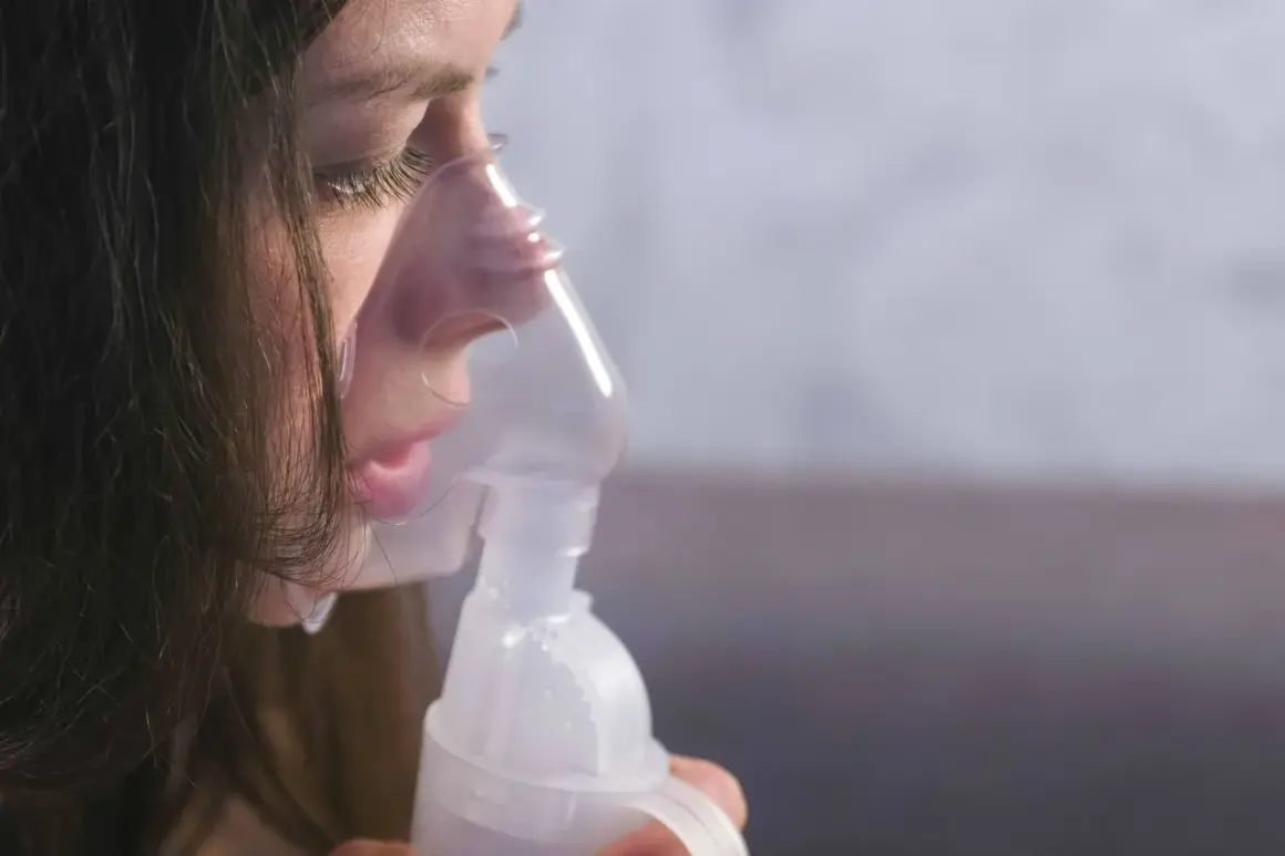 Dziewczynka z maską inhalatora na twarzy, która pomaga jej w walce z anoro.