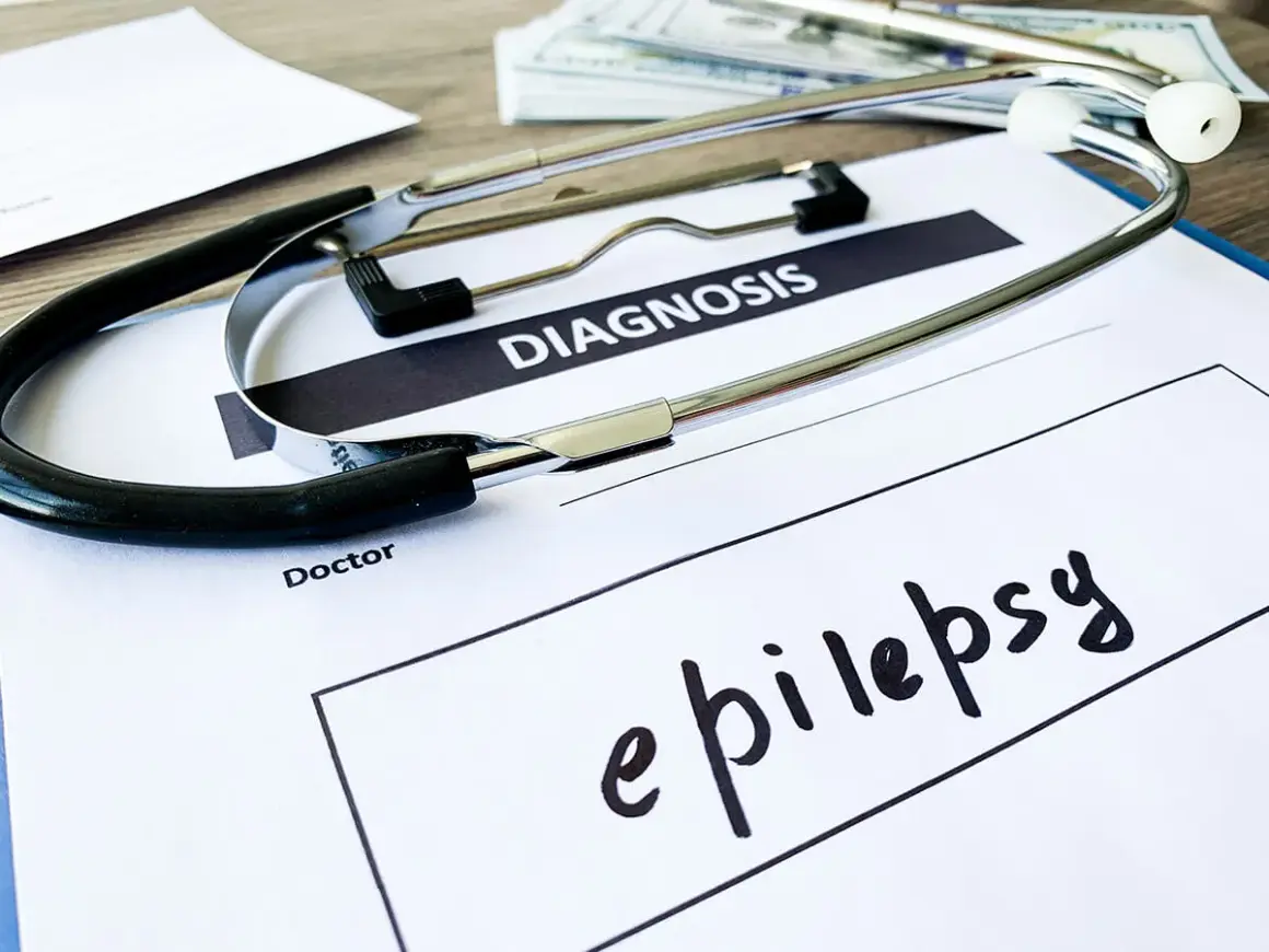 Stetoskop na dokumencie z napisem "DIAGNOSIS" i odręcznie wpisaną diagnozą: epilepsja.