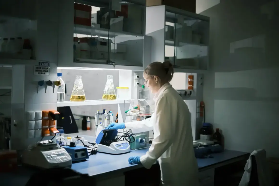 Naukowczyni w laboratorium pracuje nad projektem z inżynierii biomedycznej. Zarobki w tej dziedzinie są obiecujące.