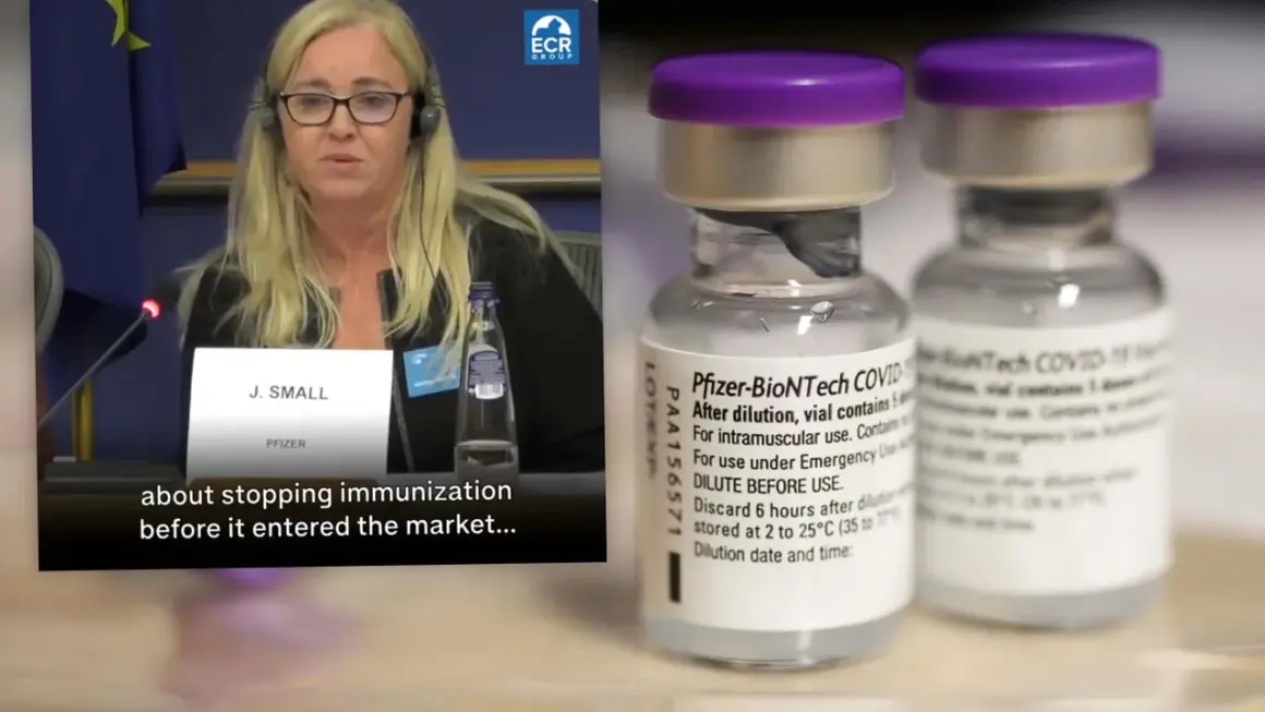 Dwie fiolki szczepionki Pfizer-BioNTech COVID-19 obok kobiety przemawiającej na tle flagi UE.
