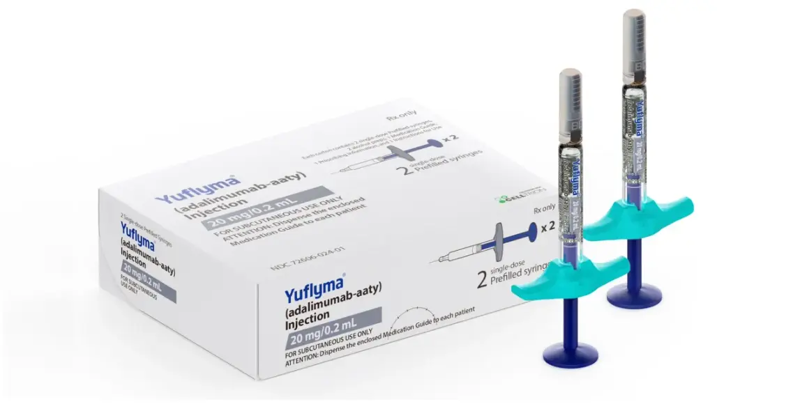 Dwie strzykawki Yuflyma (adalimumab-aaty) 20 mg/0,2 ml i pudełko z tym lekiem.